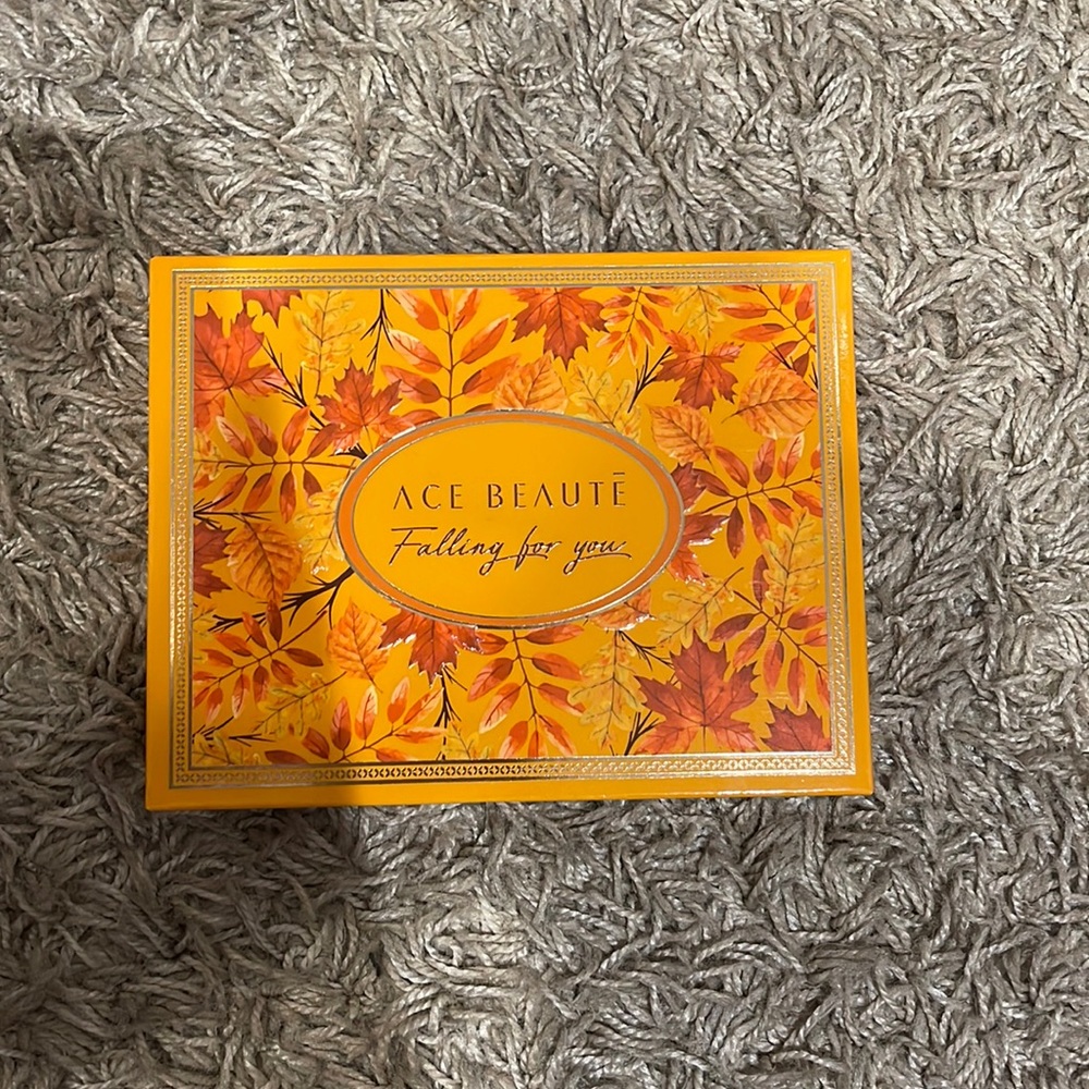 ACW BEAUTĒ falling for you eyeshadow palette